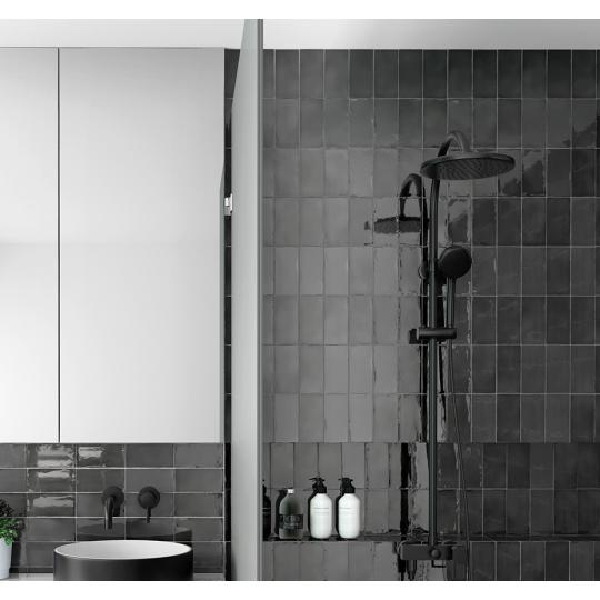 cierna mediteranska leskla dlazba rucne vyrobena kuchyna tmava obklad rustikalna vlnita maly rozmer cierna biela kuchyna teple odtiene chalupa vidiek vintage klasicka 6.jpg